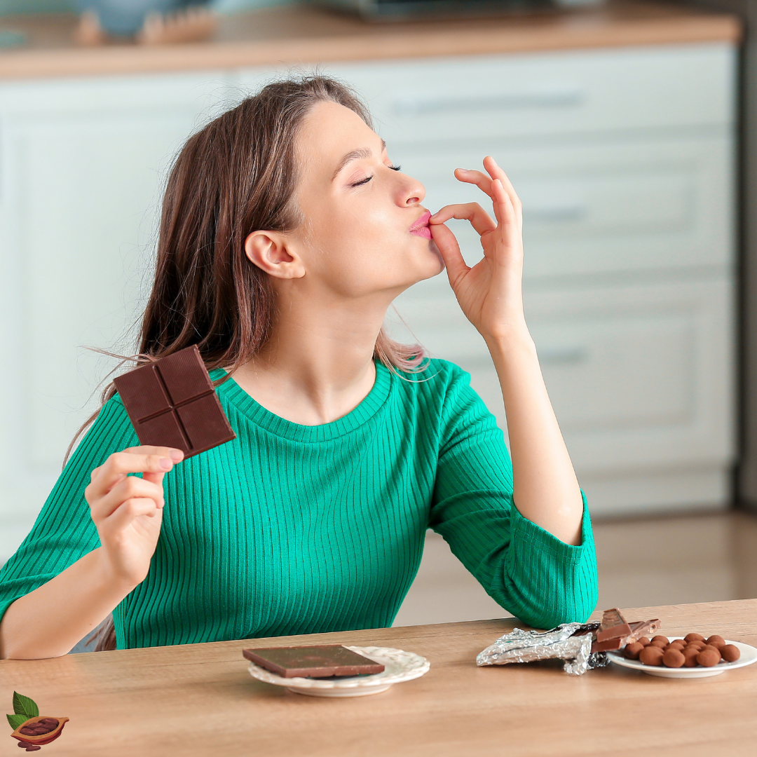 Mujer comiendo chocolate